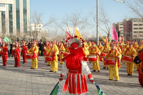 酒泉市2011年元宵節(jié)社火匯演期間，部分社火隊來公司拜年