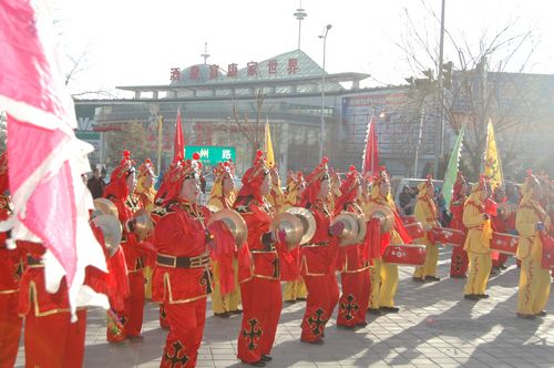 酒泉市2011年元宵節(jié)社火匯演期間，部分社火隊來公司拜年
